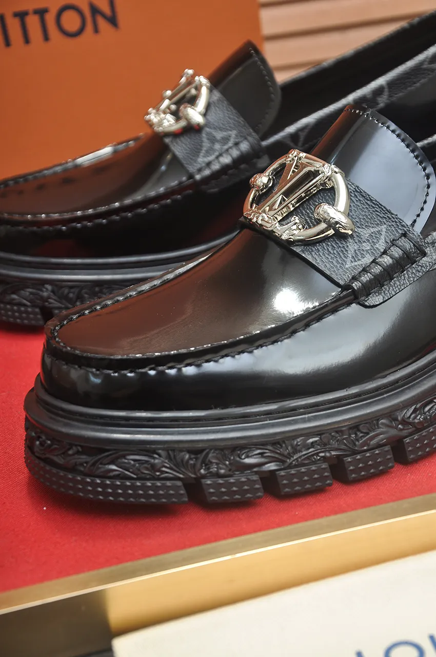 Men's men's shoes 💰760💶 [LV] (original single cowhide lining) 🍀LV's latest genuine leather business suit shoes are launched simultaneously on the official website. The first-layer cowhide imported from Italy is made of heavy gold, 💥official website 1:1 rubber outsole. Versatile to wear, high-end without losing class, and the color combination is extraordinary. This four-season style is alluring when worn on your feet, showing off your big-name flair. Standard code 39-44 (customized at 38.45)